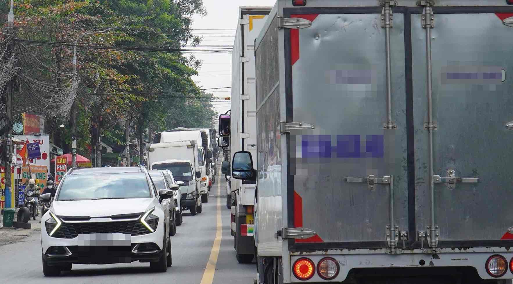 Người dân rất mong chờ đường Bùi Văn Hòa sớm được nâng cấp, mở rộng. Ảnh: HAC