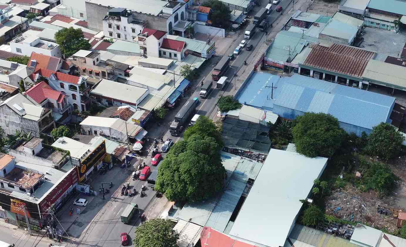 Khu vực đèn giao thông trên đường Bùi Văn Hòa thường xuyên ùn tắc. Ảnh: HAC