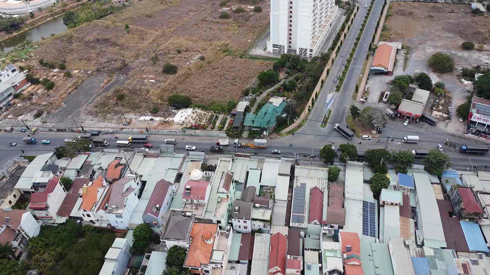 Một đoạn ngắn trên đường Bùi Văn Hòa nhưng có tới 2 khu công nghiệp xe ra vào thường xuyên. Ảnh: HAC