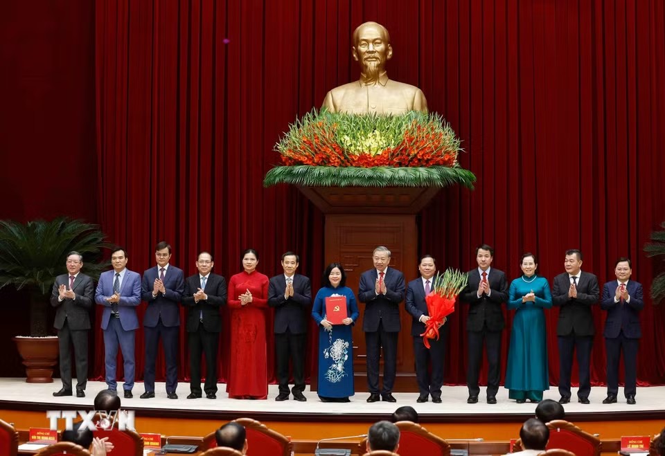 Tổng Bí thư, Chủ tịch nước Tô Lâm trao Quyết định chỉ định tham gia Ban Chấp hành, Ban Thường vụ, Bí thư, Phó Bí thư Đảng ủy Mặt trận Tổ quốc, các đoàn thể Trung ương nhiệm kỳ 2025 - 2030. Ảnh: TTXVN