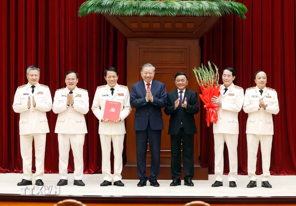 Tổng Bí thư, Chủ tịch nước Tô Lâm trao Quyết định chỉ định tham gia Ban Chấp hành, Ban Thường vụ, Bí thư, Phó Bí thư Đảng ủy Công an Trung ương nhiệm kỳ 2025 - 2030. Ảnh: TTXVN