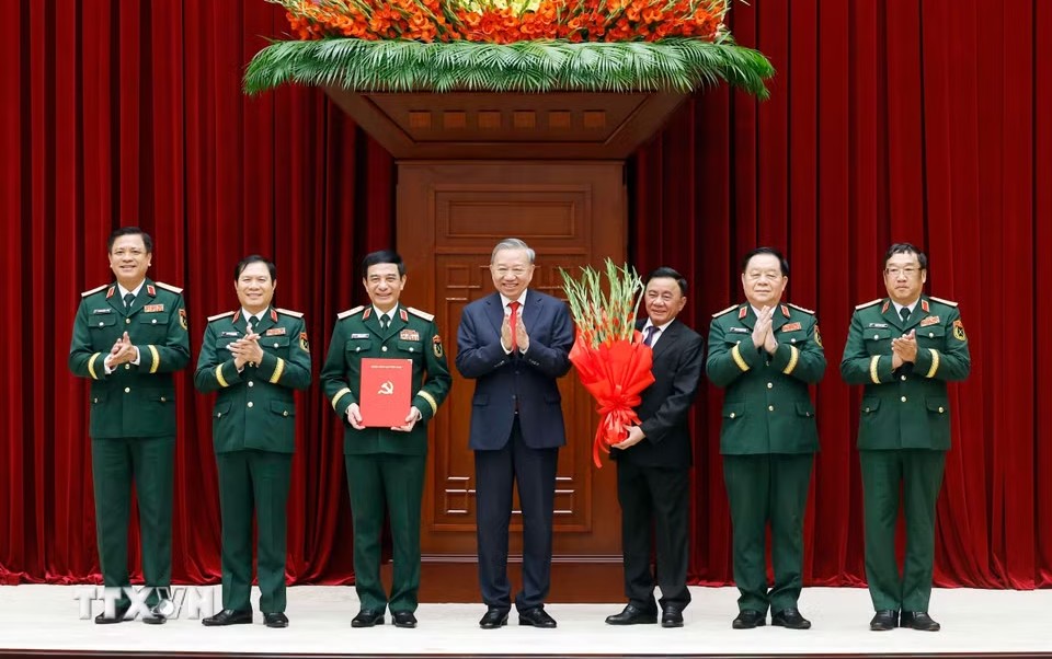 Tổng Bí thư, Chủ tịch nước Tô Lâm đã trao Quyết định chỉ định tham gia Quân ủy, Ban Thường vụ, Bí thư, Phó Bí thư Quân ủy Trung ương nhiệm kỳ 2025 - 2030. Ảnh: TTXVN