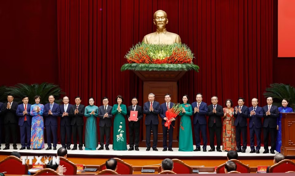 Tổng Bí thư, Chủ tịch nước Tô Lâm trao Quyết định chỉ định tham gia Ban Chấp hành, Ban Thường vụ, Bí thư, Phó Bí thư Đảng uỷ các cơ quan Đảng Trung ương nhiệm kỳ 2025 - 2030. Ảnh: Thống Nhất/TTXVN 