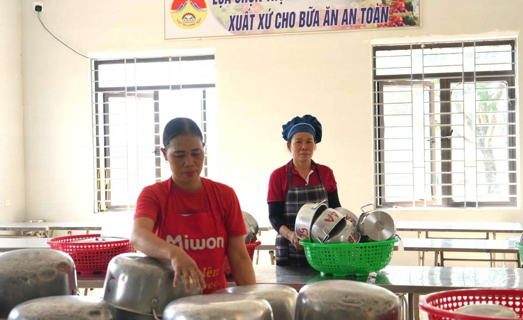 Chuẩn bị bữa ăn bán trú cho học sinh tại Trường Tiểu học Đà Sơn, xã Đô Lương, Nghệ An. Ảnh: Mỹ Hà