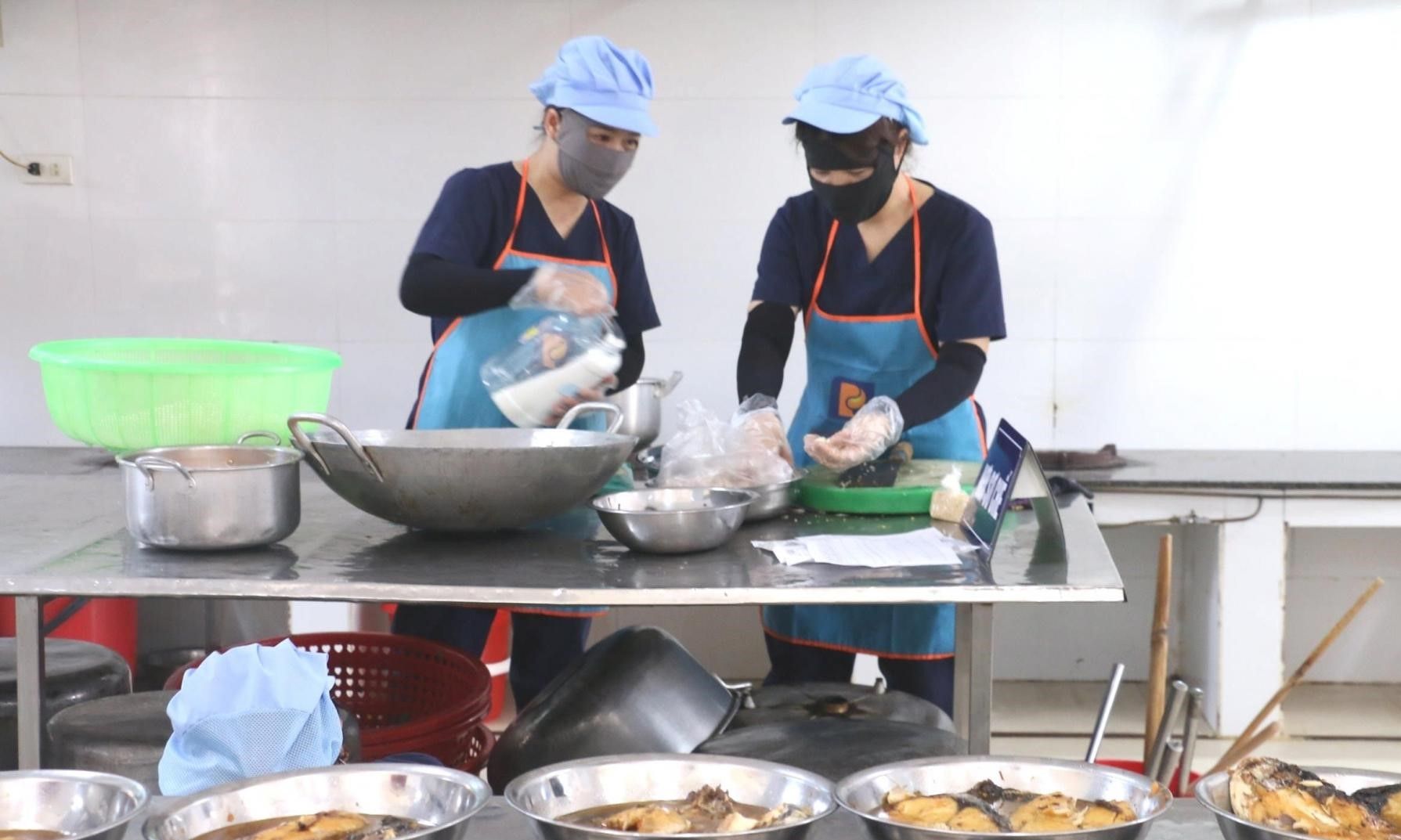Semi-boarding meal for students at Nghi Thuy Elementary School, Cua Lo ward, Nghe An. Photo: My Ha