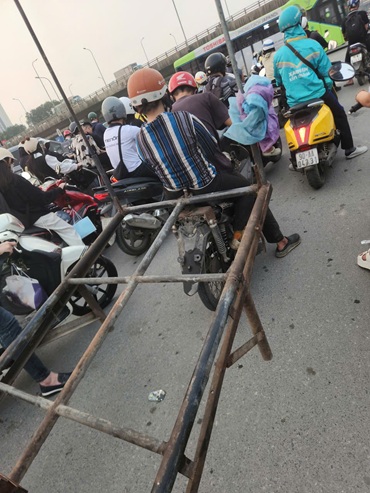 Xe máy cũ nát trên đường phố Hà Nội. Ảnh: Minh Hạnh