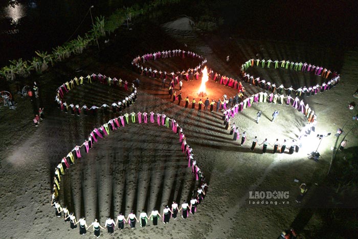 Thai ethnic Xoe dance in Muong Lay ward, Dien Bien province. Photo: Quang Dat