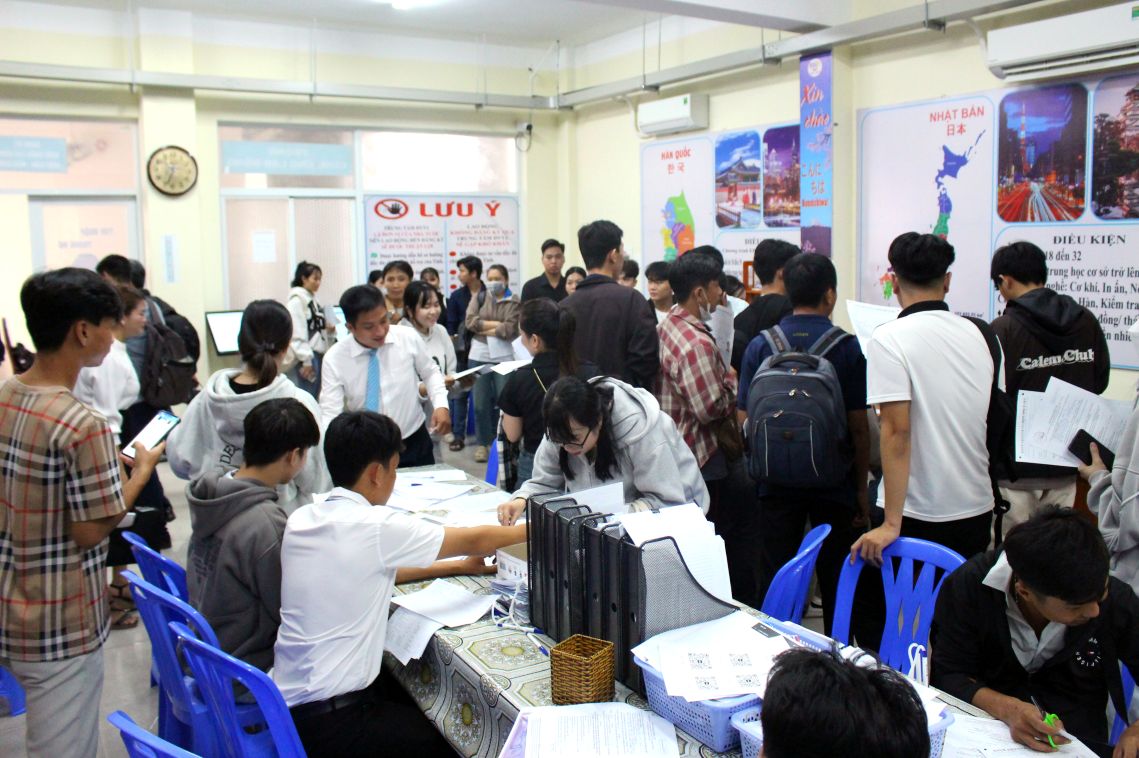 Người lao động đăng ký học nghề tại Trung tâm Dịch vụ việc làm Đồng Tháp, đáp ứng nhu cầu tuyển dụng lao động thời chuyển đổi số. Ảnh: Thanh Mai