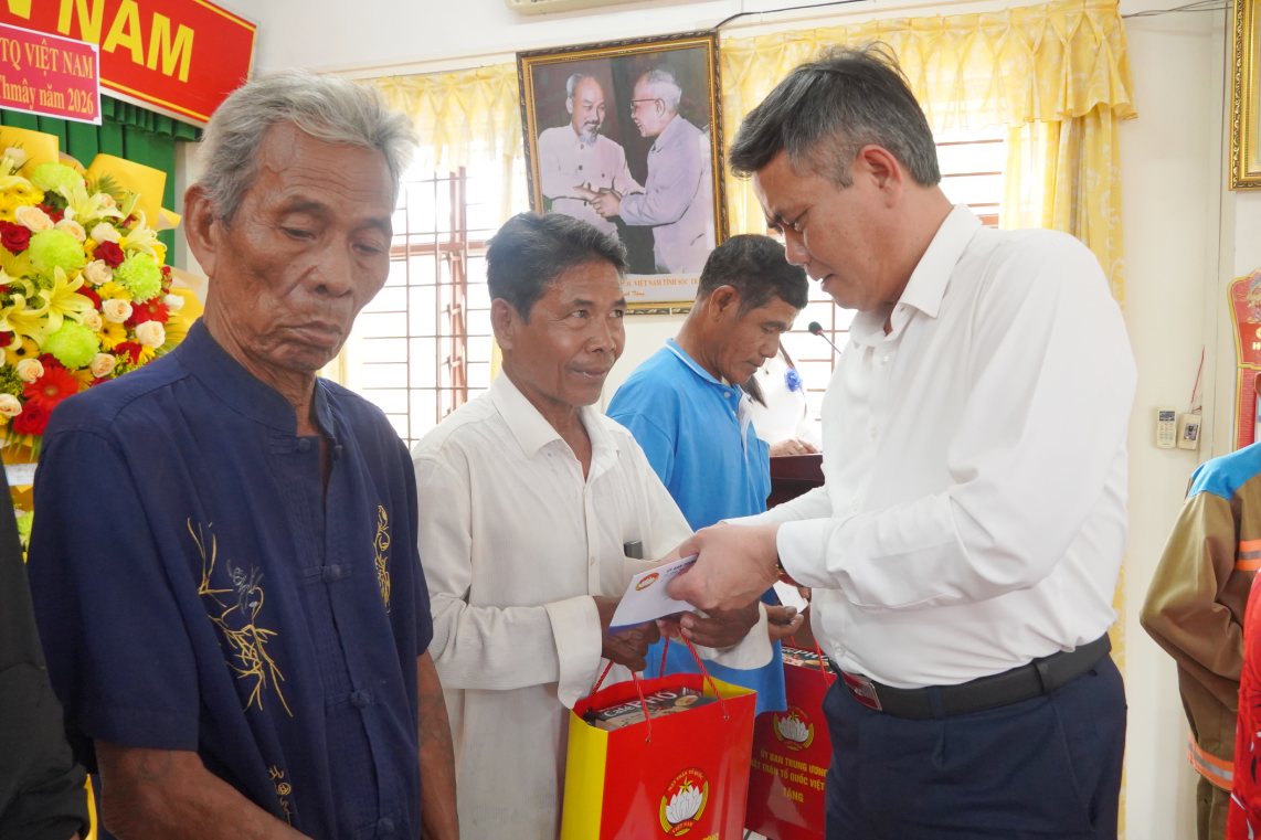 Ông Trần Thắng trao quà cho các vị chức sắc, chức việc, Achar, những người có uy tín trong cộng đồng và các cá nhân, hộ gia đình đồng bào Khmer nghèo, gia đình chính sách. Ảnh: Tạ Quang