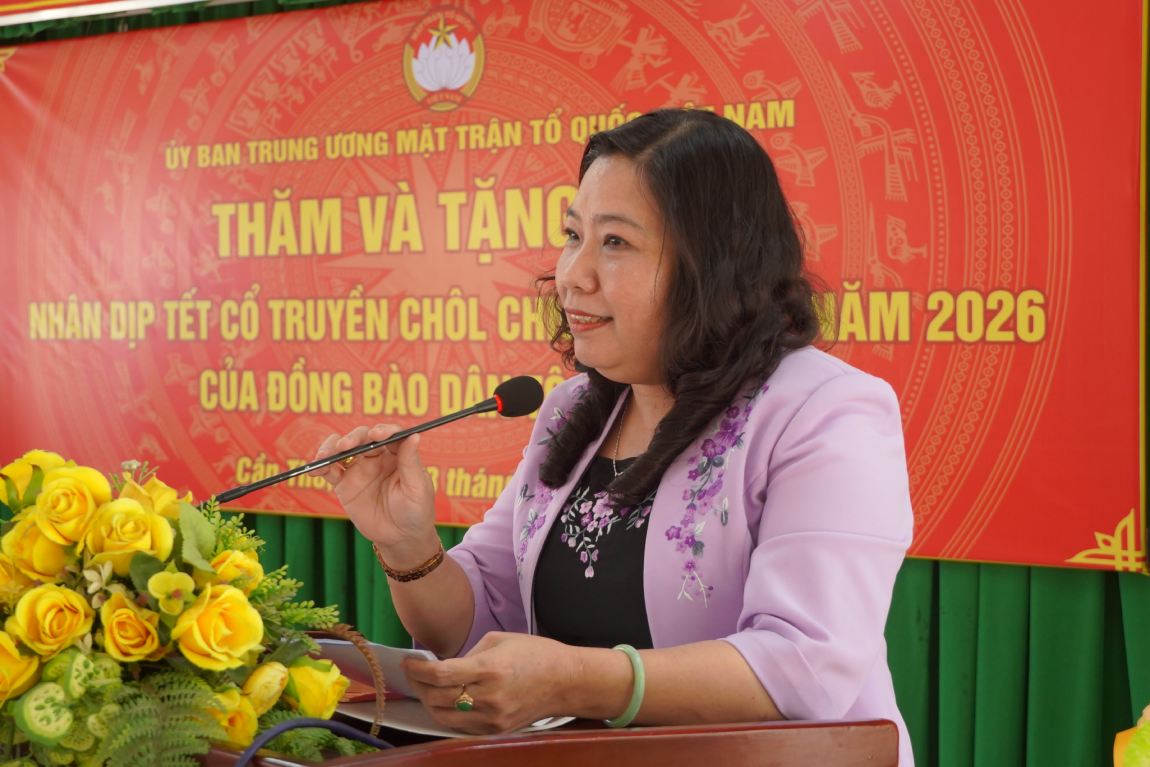 Bà Hồ Thi Cẩm Đào - Phó Bí thư Thành ủy, Chủ tịch Ủy ban MTTQ Việt Nam TP Cần Thơ phát biểu tại buổi thăm và chúc Tết. Ảnh: Tạ Quang