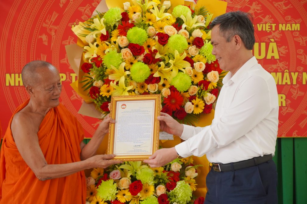 Ông Trần Thắng gửi thư chúc mừng năm mới của bà Bùi Thị Minh Hoài - Ủy viên Bộ Chính trị, Bí thư Trung ương Đảng, Chủ tịch Ủy ban Trung ương MTTQ Việt Nam. Ảnh: Tạ Quang