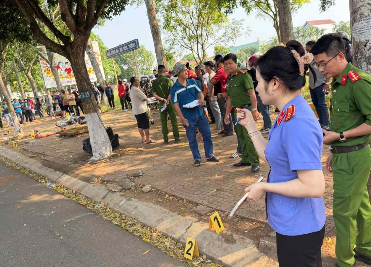 Las fuerzas funcionales examinan la escena para aclarar la causa del accidente. Foto: VKSND Dak Lak