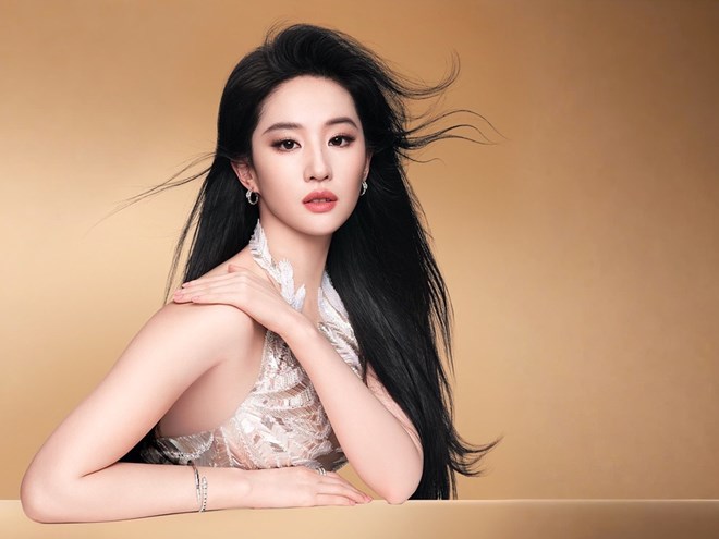 Sắc vóc Lưu Diệc Phi trong 2 bộ váy của nhà thiết kế Việt