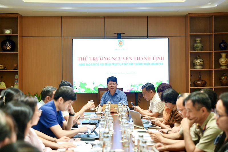 法務省の指導者は、条件付き事業における事前検査から事後検査への移行という画期的な解決策が必要であることを強調しました。写真:法務省