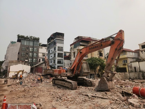 Người dân dỡ nhà bàn giao đất để phục vụ giải phóng mặt bằng dự án cầu Tứ Liên. Ảnh Minh Hạnh 