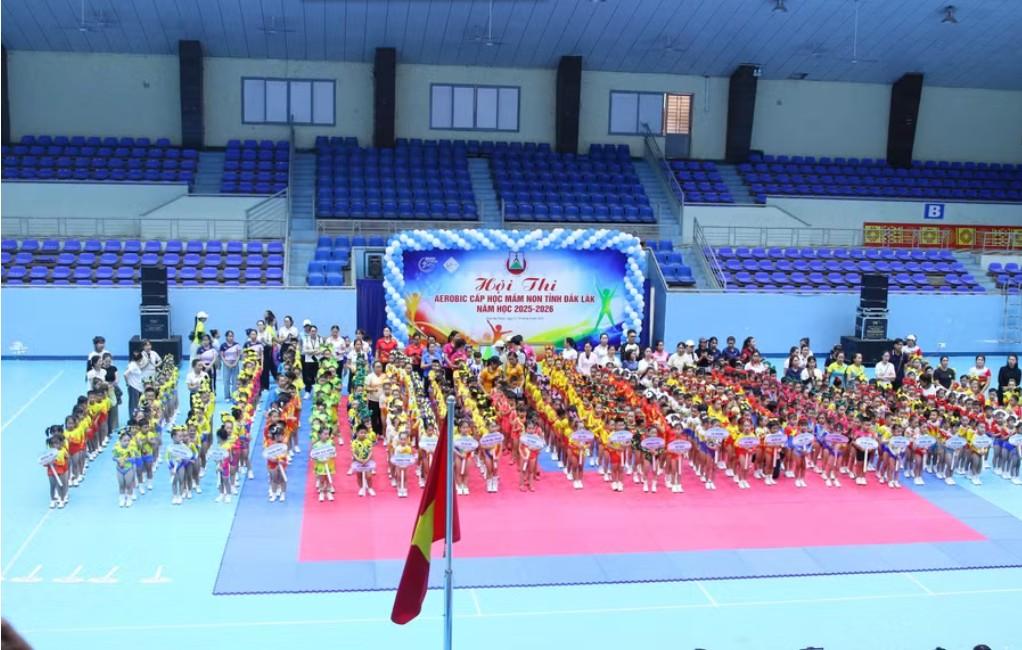 닥락 서부 지역 유아 에어로빅 대회 개막식 전경. 사진: 탄땀