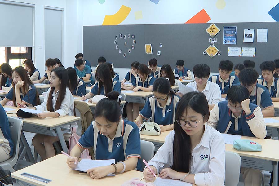 Students can conquer high scores in Math from exercises related to reality. Photo: Thien Nhan