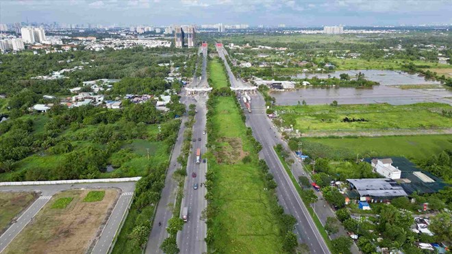 Đại lộ Nguyễn Văn Linh được đề xuất làm thêm đường trên cao 6 làn xe. Ảnh: Anh Tú