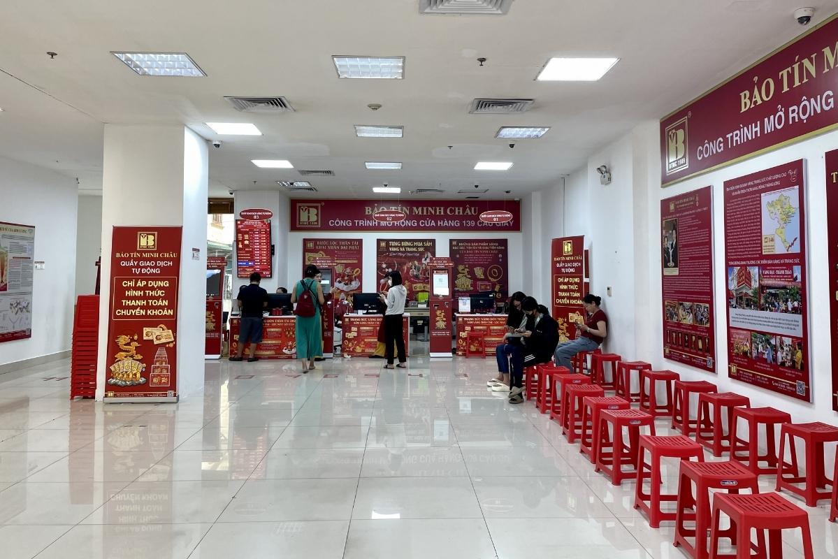 Cửa hàng vàng giao dịch thông suốt trong ngày đầu tuần. Ảnh: Hạ Linh 