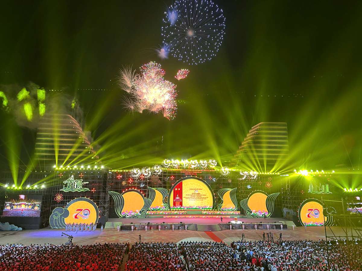 Feux d'artifice au festival Hoa Phượng Đỏ - Hải Phòng 2025. Photo: Portail d'information électronique de Hải Phòng