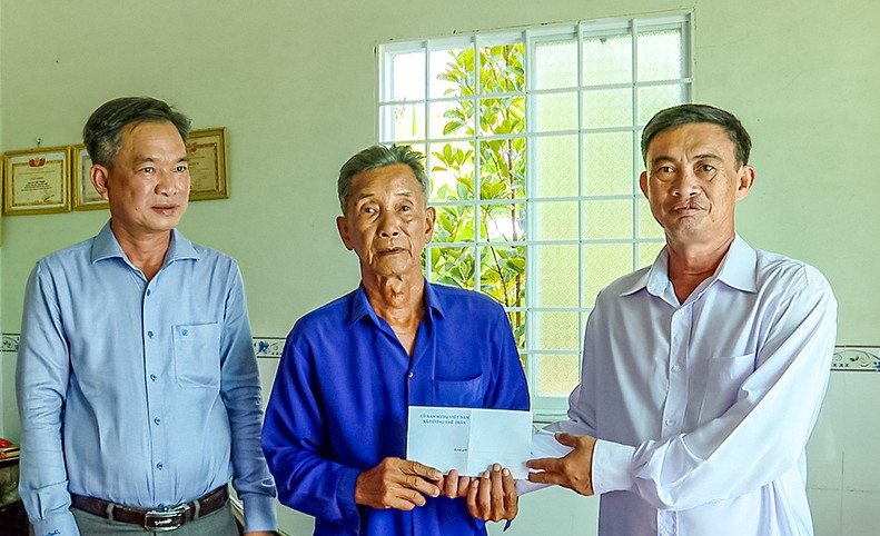 MTTQ Việt Nam tỉnh Cà Mau hỗ trợ gia đình bị hoả hoạn dẫn đến tử vong. Ảnh: Trường Giang.