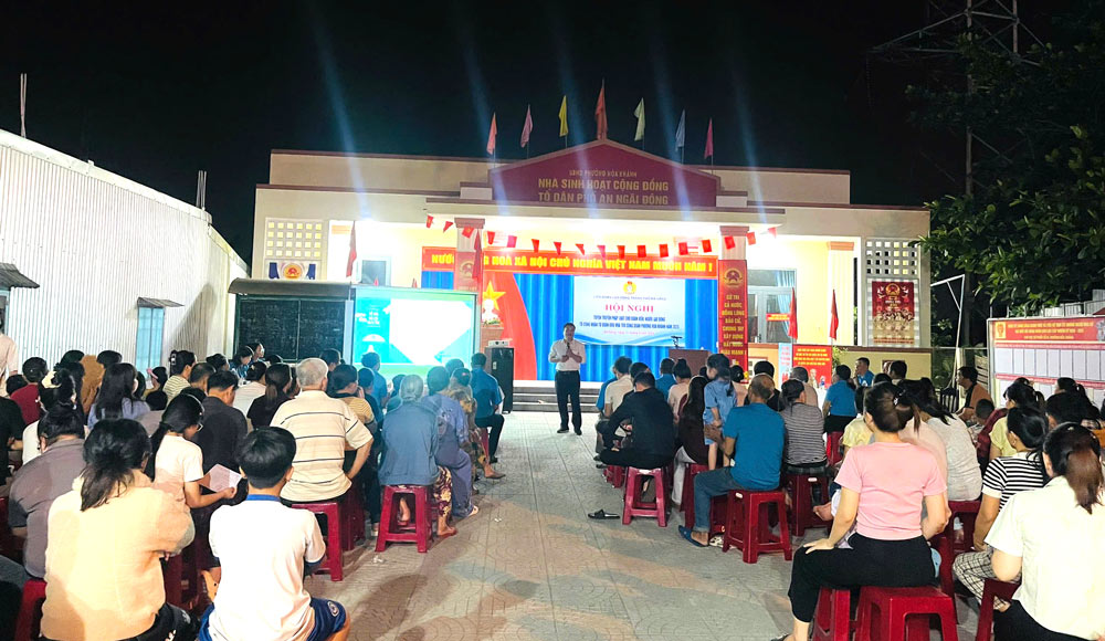 Da Nang City Labor Federation propagates laws to workers in Hoa Khanh ward. Photo: Da Nang Trade Union