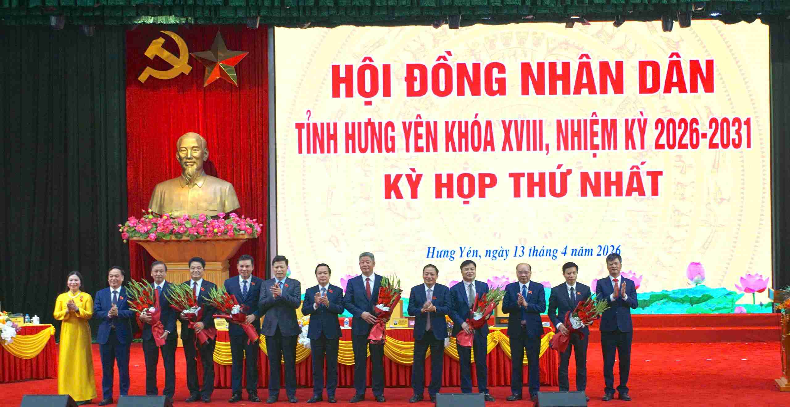 グエン・マイン・クエン氏は、フンイエン省人民委員会委員長に選出された後、お祝いの花束を受け取りました。写真:マイ・フオン