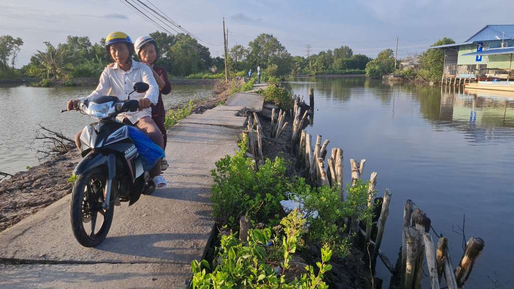 Hàng năm vào mùa khô, sạt lở ven sông tại Cà Mau diễn ra khắp nơi. Ảnh: Nhật Hồ.
