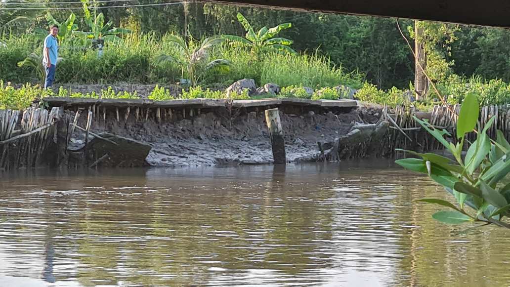 Một số đoạn đường giao thông nông thôn cũng sạt lở nghiêm trọng. Ảnh: Nhật Hồ.