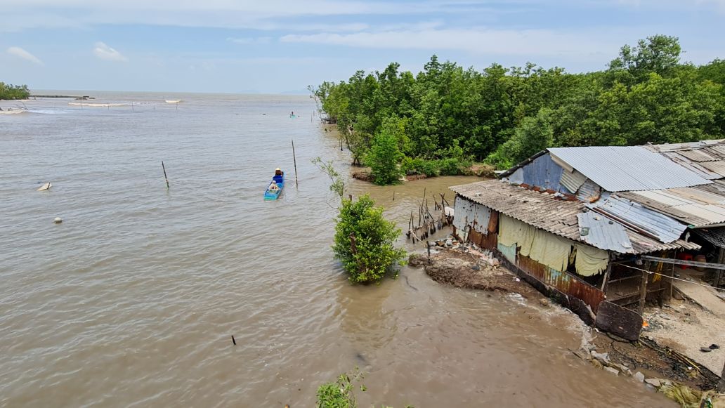 Nhà dân ở ven sông nguy cơ thiệt hai khi sạt lở diễn ra. Ảnh: Nhật Hồ.