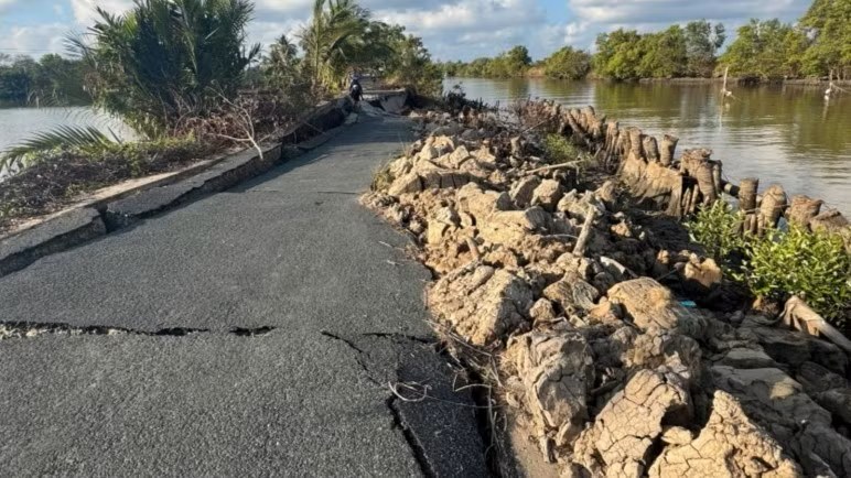 Một đoạn đường mới làm xong đã sạt lở. Ảnh: Người dân cung cấp.