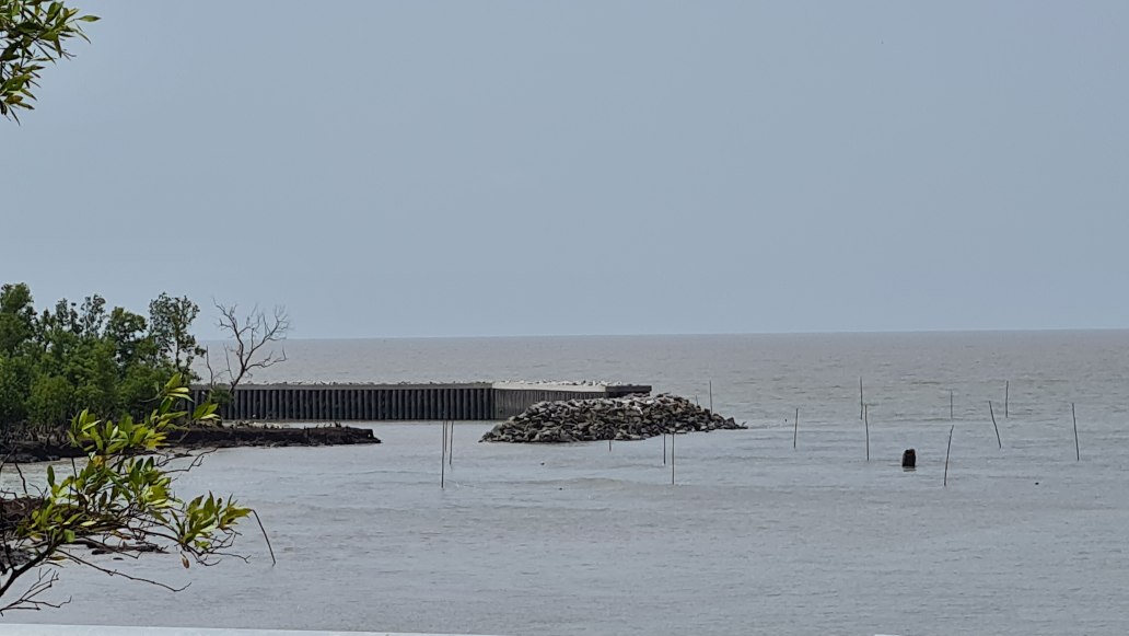 Một đoạn kè chắn sóng biển còn dỡ dang tại Cà Mau. Ảnh: Nhật Hồ.