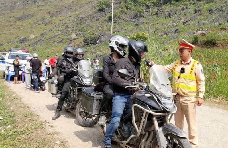 交通法規違反の事例の検査と処理。写真:トゥエンクアン省警察