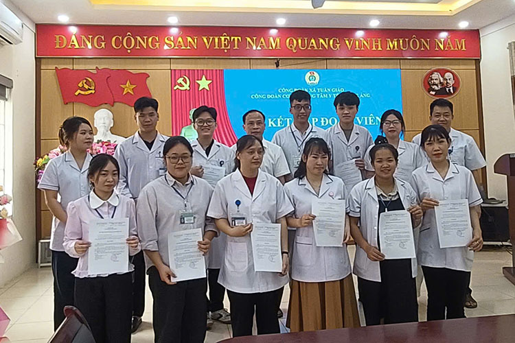 12 union members of Muong Ang Medical Center, Dien Bien province have just been admitted. Photo: Quang Dat