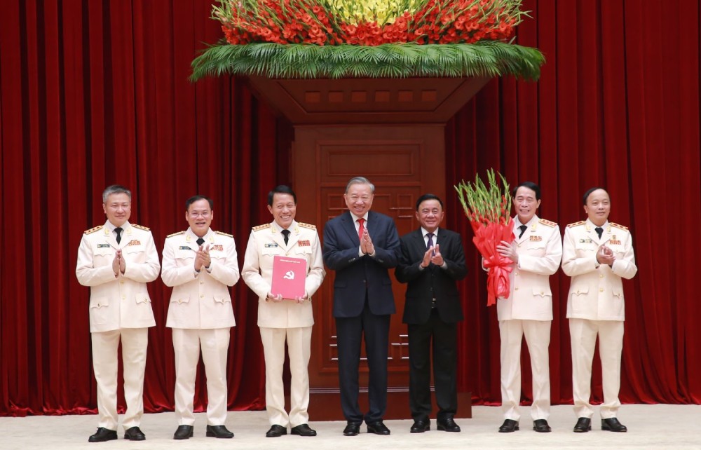 Tổng Bí thư, Chủ tịch nước Tô Lâm trao Quyết định chỉ định tham gia Ban Chấp hành, Ban Thường vụ, Bí thư, Phó Bí thư Đảng ủy Công an Trung ương nhiệm kỳ 2025 - 2030. Ảnh: Hiền Hòa