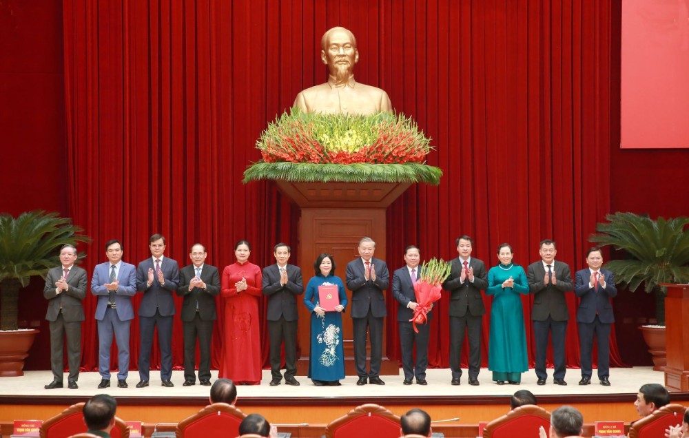 Tổng Bí thư, Chủ tịch nước Tô Lâm trao Quyết định chỉ định tham gia Ban Chấp hành, Ban Thường vụ, Bí thư, Phó Bí thư Đảng uỷ Mặt trận Tổ quốc, các đoàn thể Trung ương nhiệm kỳ 2025 - 2030. Ảnh: Hiền Hòa