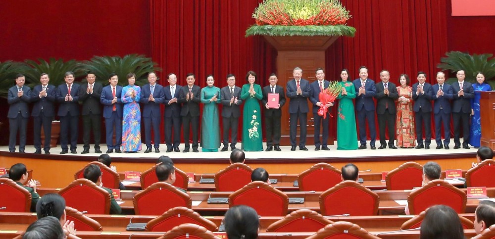 Tổng Bí thư, Chủ tịch nước Tô Lâm, Bí thư Quân ủy Trung ương trao Quyết định chỉ định Ban Chấp hành, Ban Thường vụ, Bí thư, Phó Bí thư Đảng ủy các cơ quan Đảng Trung ương. Ảnh: Hiền Hòa 