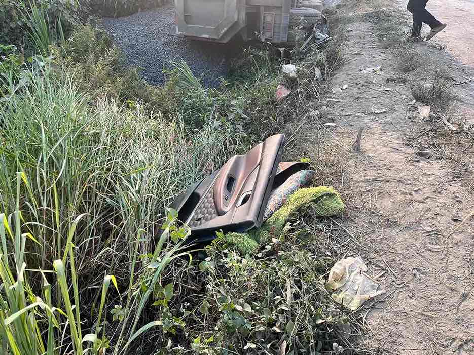 Cánh cửa xe ô tô con văng ra ngoài hiện trường. Ảnh: HAC