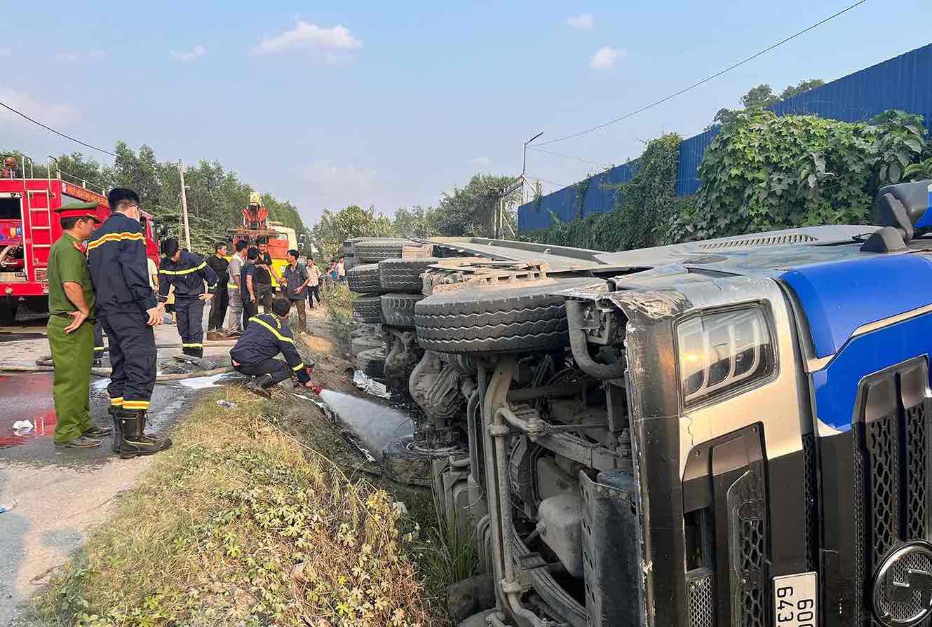 Scene of a truck overturning and crushing a car on Bung Binh street, Trang Dai ward, Dong Nai province. Photo: HAC