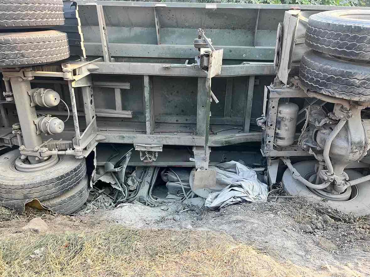 Xe tải đè xe ô tô con bẹp rúm. Ảnh: HAC