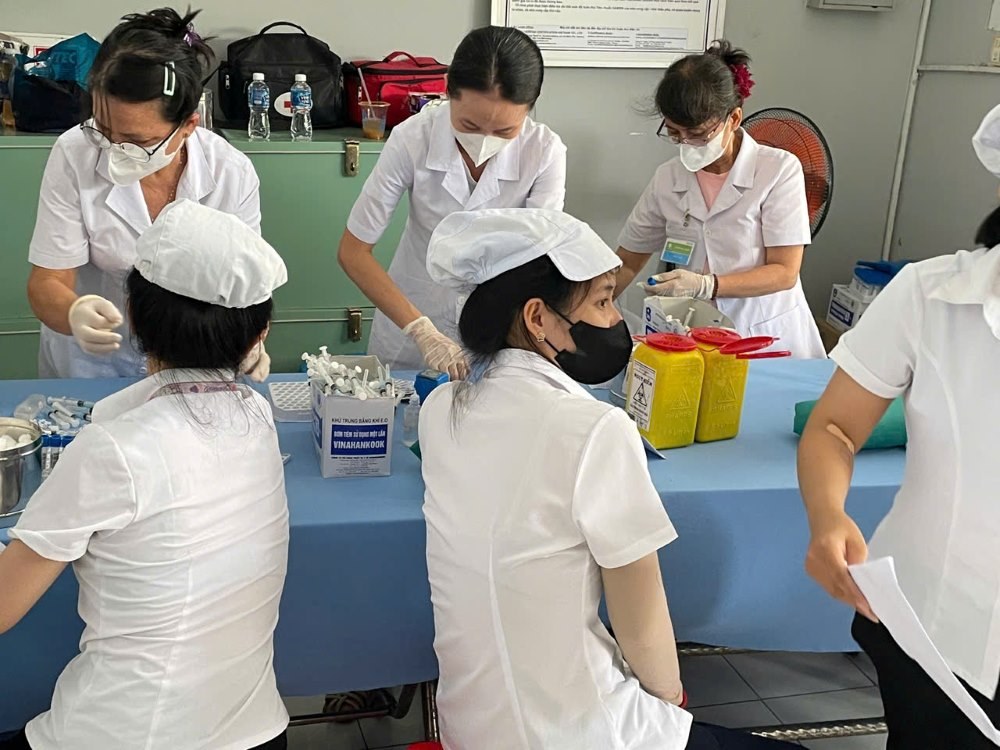 Công đoàn cơ sở phối hợp công ty tổ chức khám sức khỏe định kì cho công nhân. Ảnh: Duy Tuấn