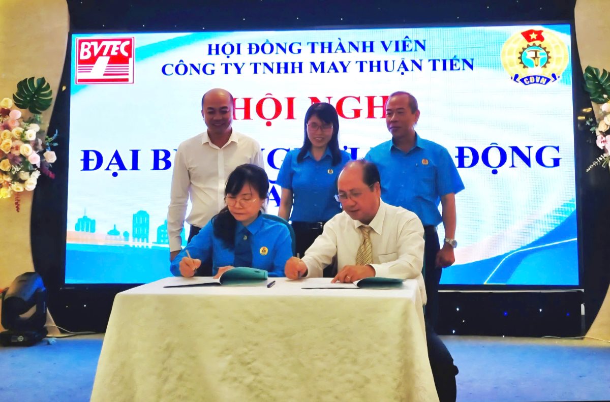 Kí kết thỏa ước lao động tập thể tại công đoàn cơ sở. Ảnh: Duy Tuấn