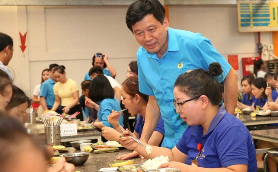 Chairman of Nghe An Provincial Labor Federation Kha Van Tam inspects workers' meals. Photo: Ngoc Anh
