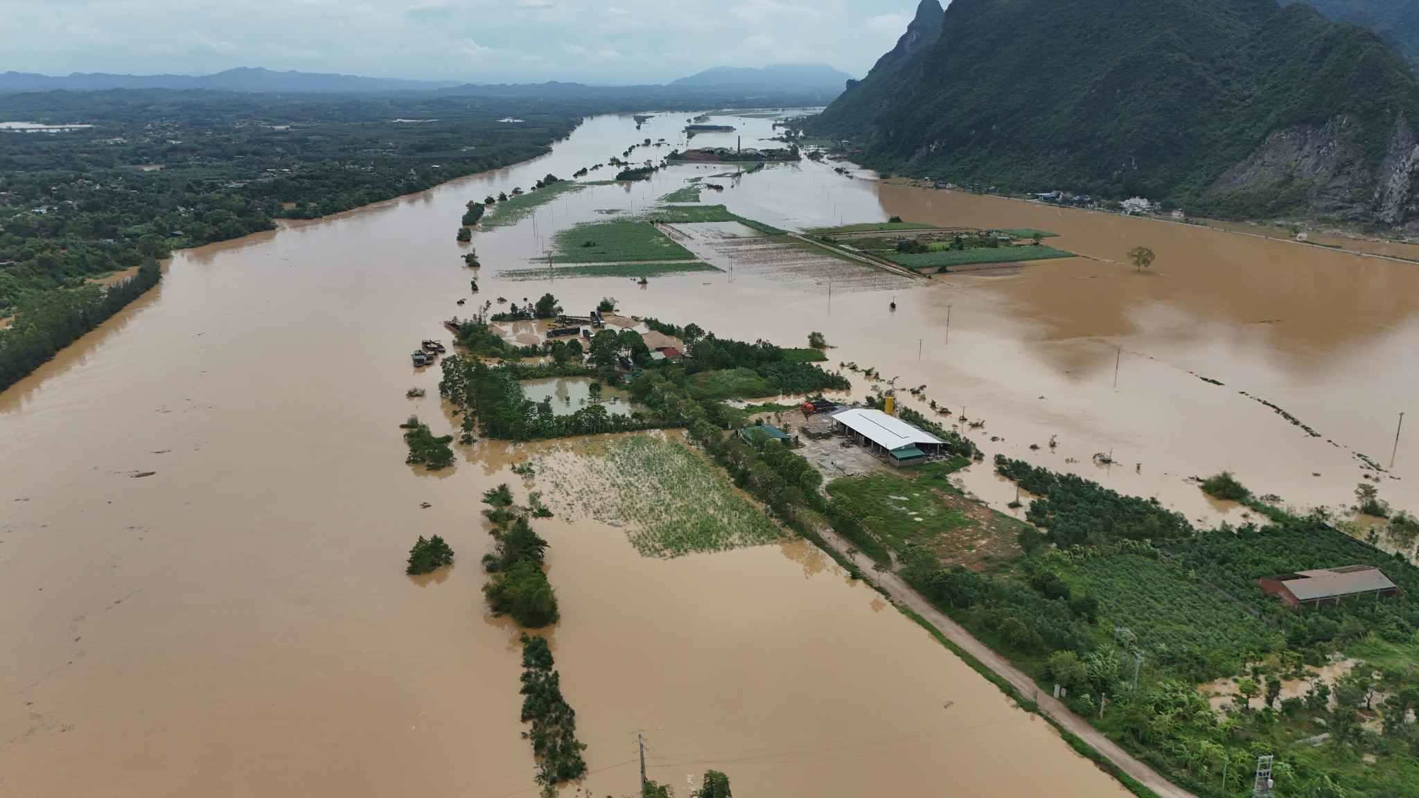 Images of vast floodwaters surrounding many areas in Tan Ky commune (Nghe An) in August 2025. Photo: Ngoc Anh