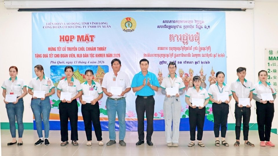 The grassroots trade union of Ty Xuan Co., Ltd. presents Tet Chol Chnam Thmay 2026 gifts to union members and Khmer ethnic workers. Photo: Hoang Loc