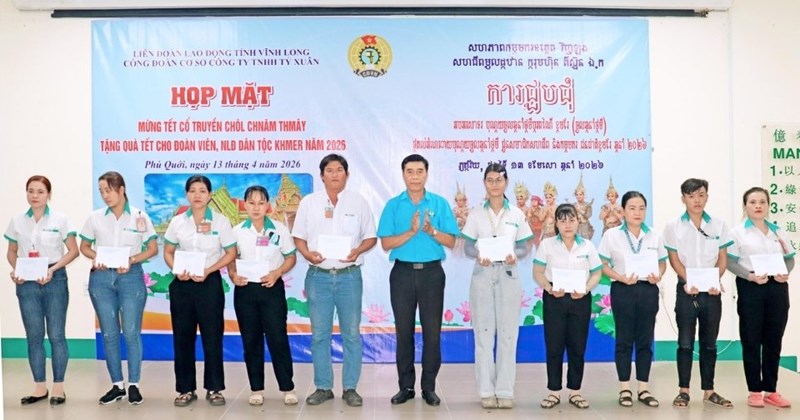 Công đoàn Ty Xuân trao 348 quà Tết Chol Chnam Thmay cho đoàn viên