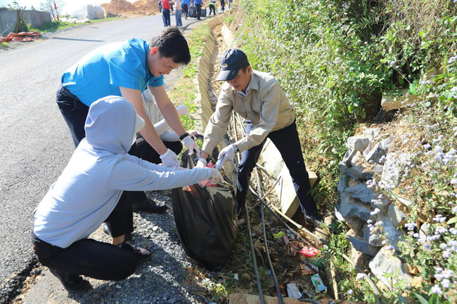 Việc thu gom rác thải nhằm xây dựng môi trường sạch đẹp. Ảnh: Lý Thị Hà