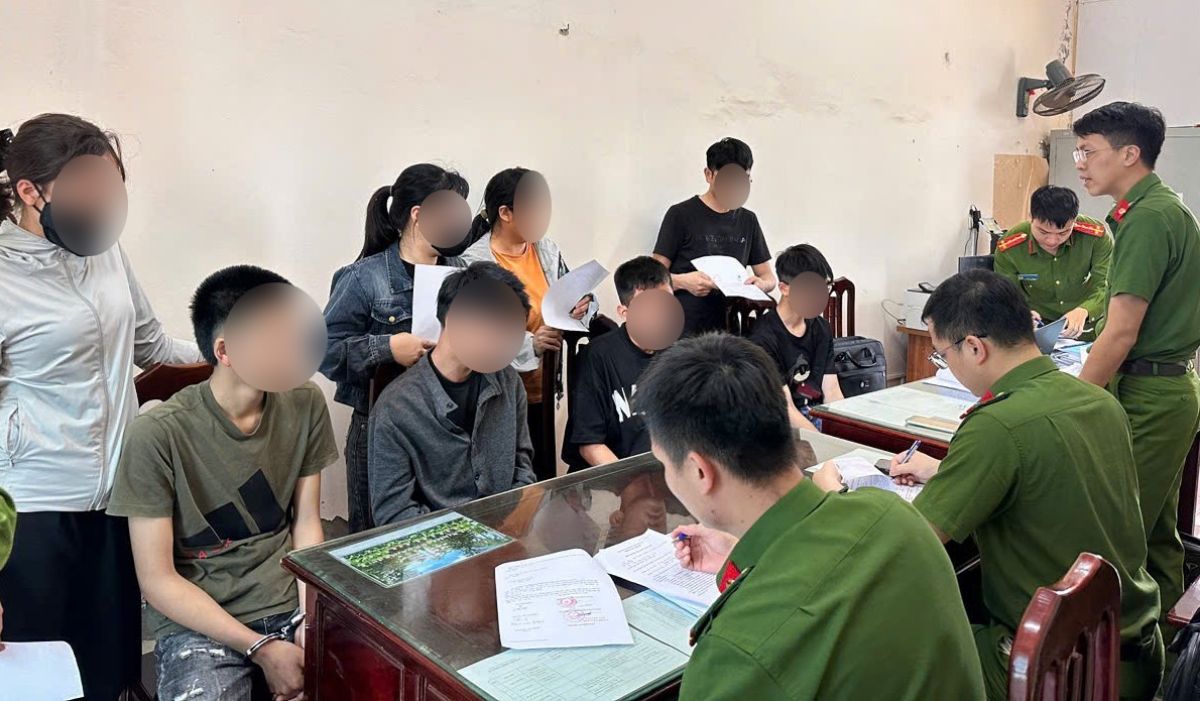 Grupo de jóvenes armados persiguiéndose en la calle. Foto: Policía de Ninh Binh