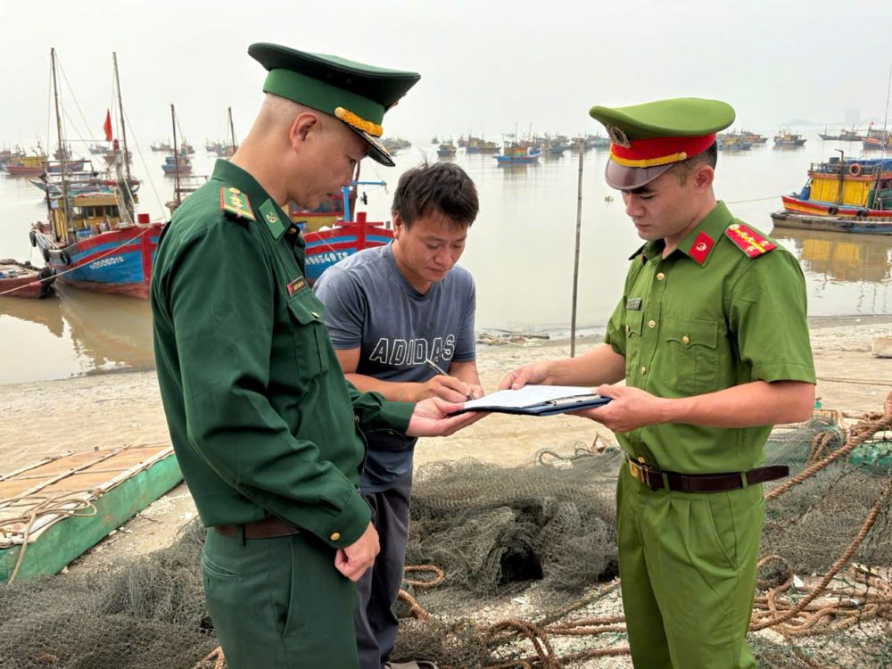 Ngư dân xã Vạn Lộc, tỉnh Thanh Hóa ký cam kết không sử dụng vật liệu nổ để khai thác hải sản. Ảnh: Công an Thanh Hóa