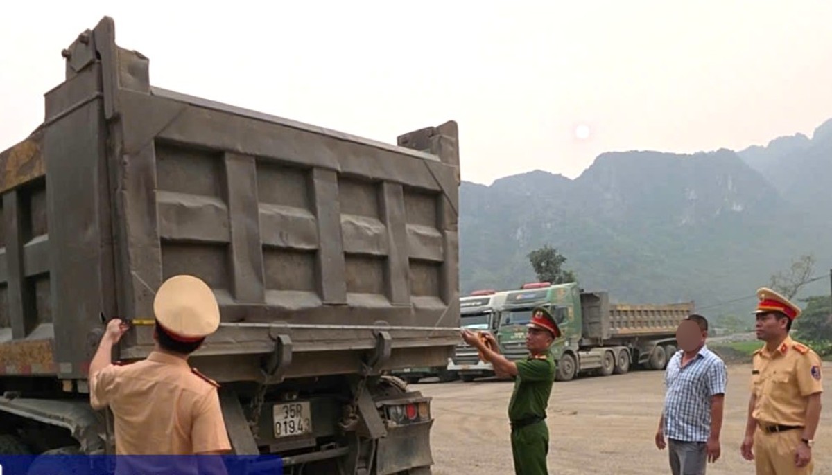 The Traffic Police Department of Ninh Binh Provincial Police coordinates with commune-level police units to drastically inspect and handle dump trucks and semi-trailers from 15 tons or more in the area. Photo: Ninh Binh Police